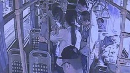 暖心！乘客突然口吐白沫 司乘人员齐心救助