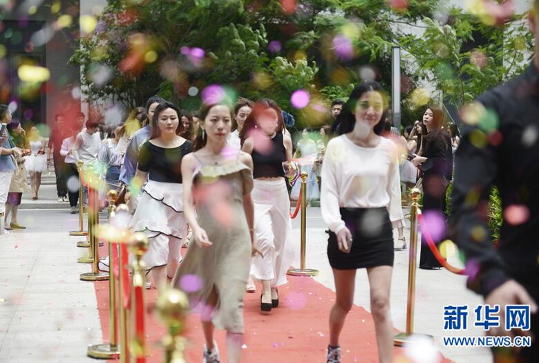 最大网红孵化基地日进斗金！60名网红走秀红毯看呆宅男