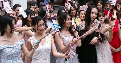 青春靓丽小姐姐!最大网红孵化基地曝光