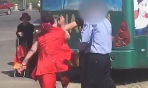 醉酒女错认负心汉  醉酒女子头戴大红花扇出租车司机耳光