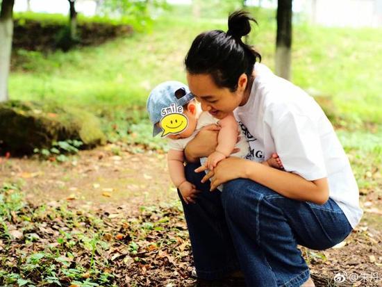 朱丹带女儿逛公园 宝宝胳膊胖乎乎脸被遮住