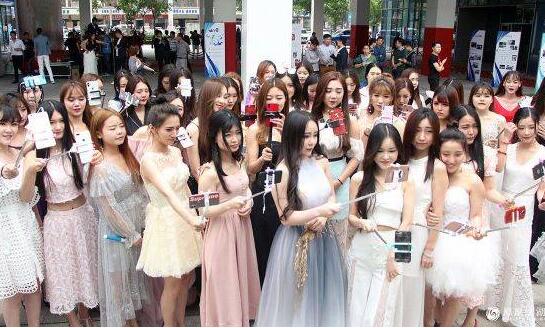 美翻了!最大网红孵化基地60名网红亮相 女神团肤白貌美大长腿