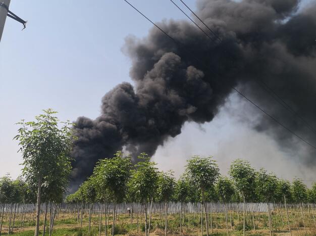 突发！济南历城区水坡村一仓库起火滚滚浓烟 火势已控制