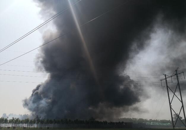 突发！济南历城区水坡村一仓库起火滚滚浓烟 火势已控制