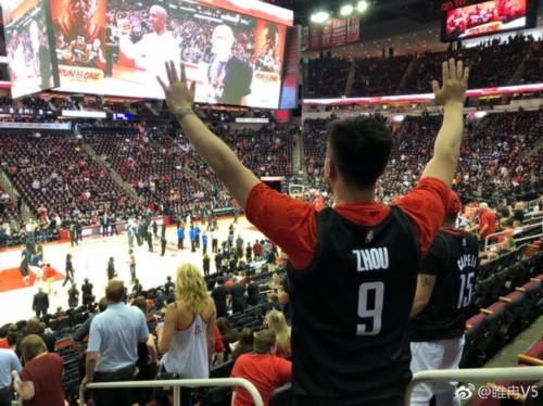 睢冉现身火箭主场 为啥买件周琦的衣服睢冉给出了答案