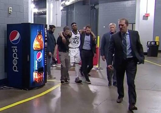 伤心落泪!米切尔受伤 