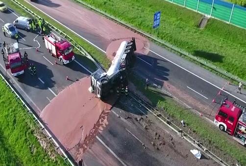 吃货舔屏!12吨液体巧克力翻车 隔着屏幕都能感到香甜巧克力公路太爽了