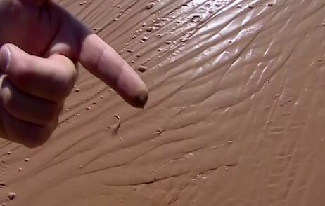 吃货舔屏!12吨液体巧克力翻车 隔着屏幕都能感到香甜巧克力公路太爽了