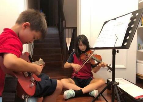 森碟和森碗！叶一茜晒练琴照 