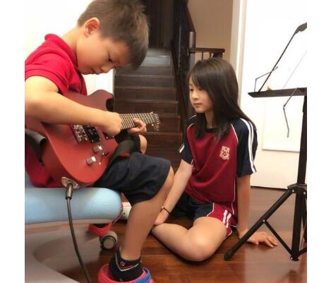 森碟和森碗！叶一茜晒练琴照 