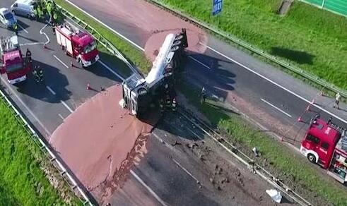 悲伤逆流成河！液体巧克力翻车 巧克力公路香甜扑鼻