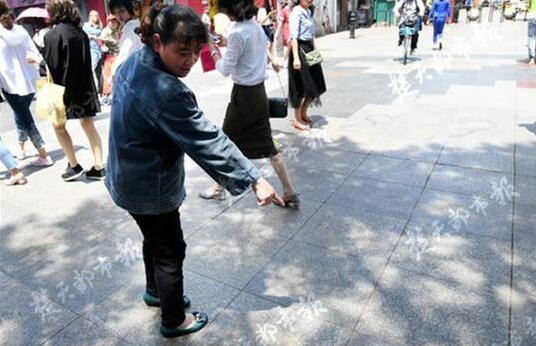 环卫工没帮丢筷子遭男子欺辱 一碗粉泼在地上：我想泼就泼，让你去扫