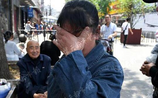 环卫工没帮丢筷子遭男子欺辱 一碗粉泼在地上：我想泼就泼，让你去扫