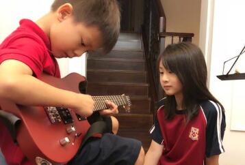 叶一茜晒练琴照  小姐姐森蝶不甘做一枚听众开始尬琴