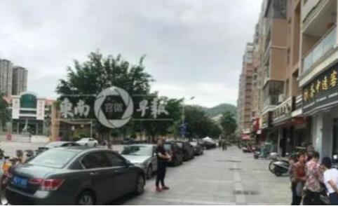 有人抢有人还!街头天降十万钱雨 路人疯抢场面一度失控失主丢3万