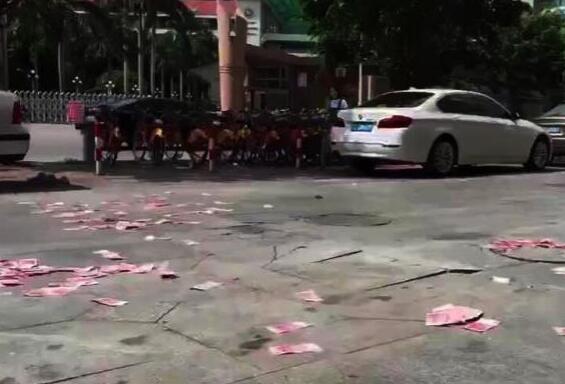 有人抢有人还!街头天降十万钱雨 路人疯抢场面一度失控失主丢3万