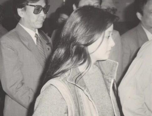 60岁邓婕晒旧照 “王熙凤”长发披肩气质脱俗