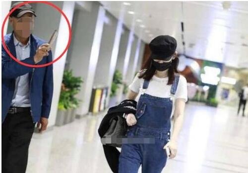 滋味如何？马蓉遭大爷跟拍 边走边拍可以说非常没礼貌了