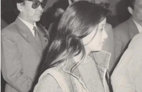 邓婕晒旧照 网友呼喊国立老师来点赞!