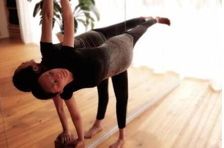 42岁蒋勤勤怀二胎健身 蒋勤勤陈建斌因戏生情