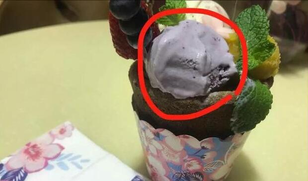 【惊悚】哈根达斯吃出玻璃顿时口吐鲜血 冰淇淋原料中混入？