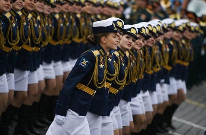 美炸了!俄女兵部队亮相 莫斯科举行伟大卫国战争胜利73周年阅兵式