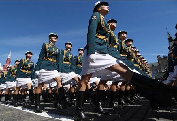 俄女兵部队亮相 莫斯科举行伟大卫国战争胜利73周年阅兵式
