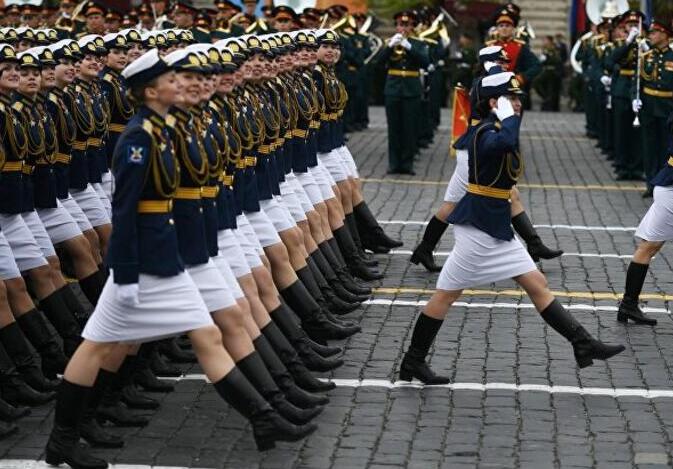 美炸了!俄女兵部队亮相 莫斯科举行伟大卫国战争胜利73周年阅兵式