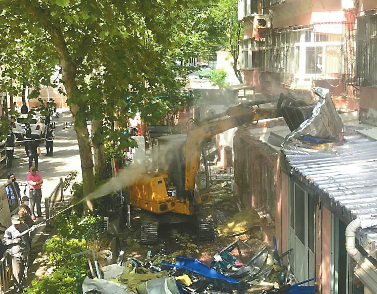 二七新村街道集中拆除近70处老旧小区违建