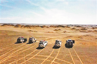 驴友驾车擅自穿越罗布泊保护区 10辆越野车在罗布泊“飙车” 