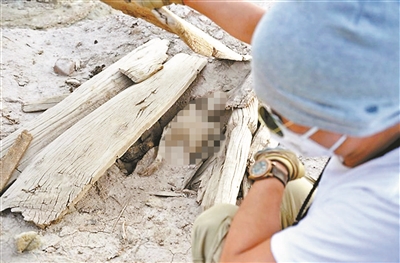 驴友驾车擅自穿越罗布泊保护区 10辆越野车在罗布泊“飙车” 