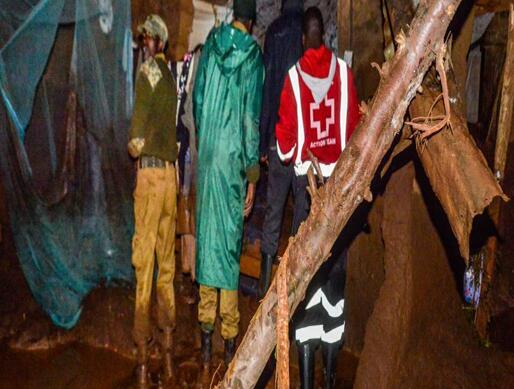 悲惨!肯尼亚一大坝决堤 洪水在人们熟睡时冲走了房屋