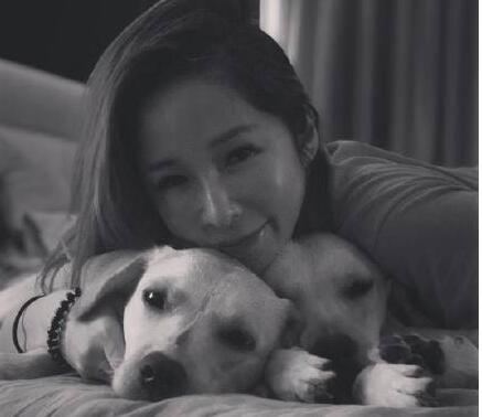 萧亚轩回归人气还在 光是一个动态就上了热搜也是没谁了