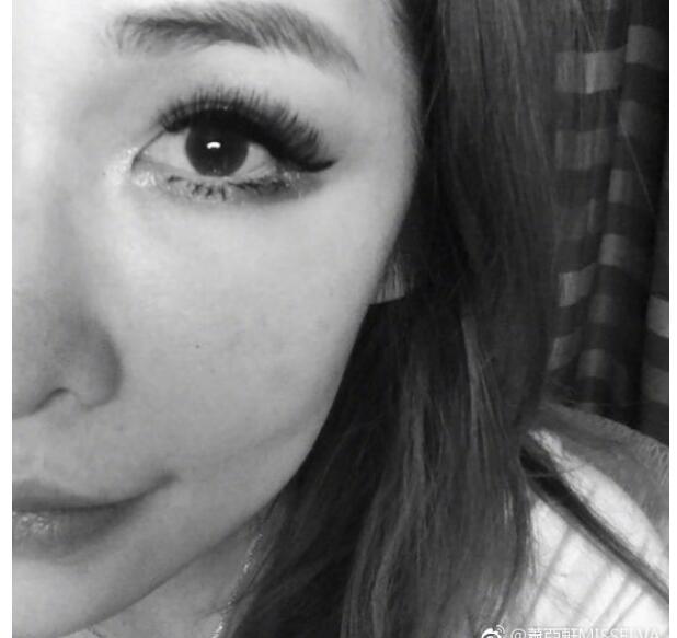 半脸自拍照!萧亚轩回归 2017年为新专辑去美国排练舞蹈一病不起