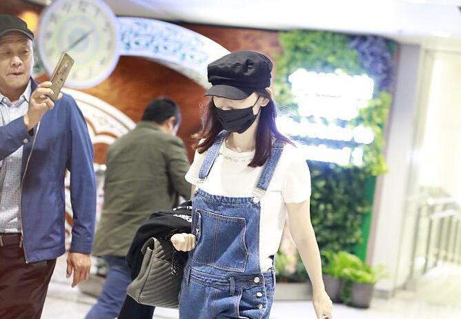 爱好独特？马蓉遭大爷跟拍 马蓉穿背带裤扮嫩挎包疾走显得很无奈