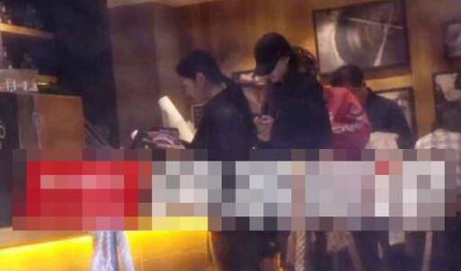 画面曝光!鹿晗关晓彤买咖啡 鹿晗驾驶一辆蓝色宾利抽烟等女友!