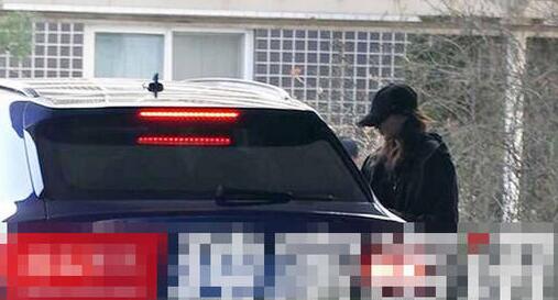 画面曝光!鹿晗关晓彤买咖啡 鹿晗驾驶一辆蓝色宾利抽烟等女友!