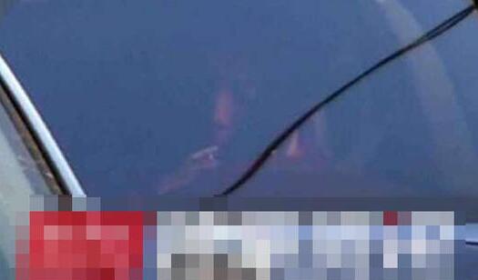 画面曝光!鹿晗关晓彤买咖啡 鹿晗驾驶一辆蓝色宾利抽烟等女友!