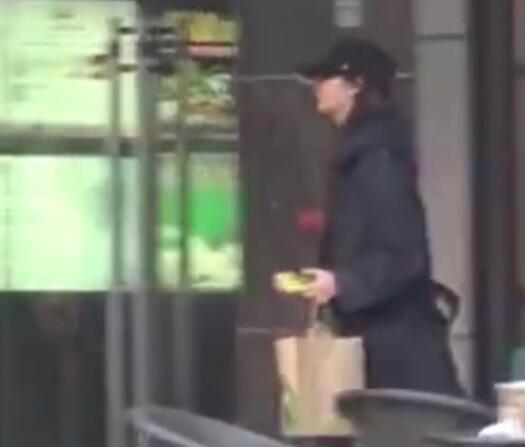 画面曝光!鹿晗关晓彤买咖啡 鹿晗驾驶一辆蓝色宾利抽烟等女友!