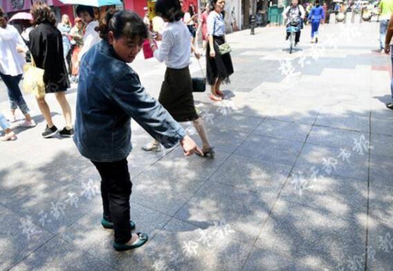 环卫工没帮丢筷子究竟怎么回事?良心不痛?戾气男