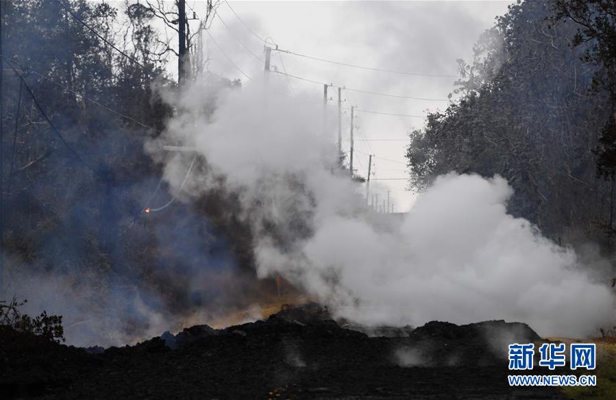 夏威夷火山喷发：36栋建筑被毁 地面裂缝冒出有毒气体  