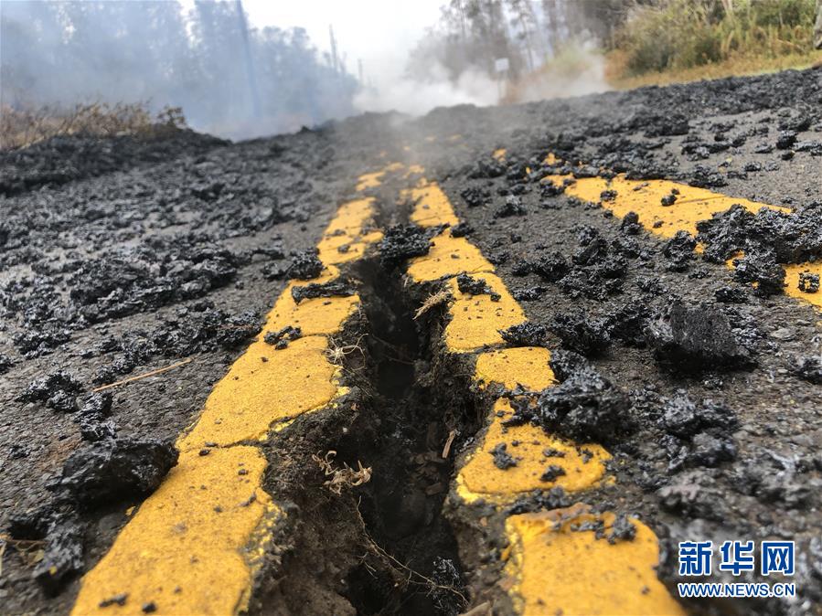 夏威夷火山喷发：36栋建筑被毁 地面裂缝冒出有毒气体  