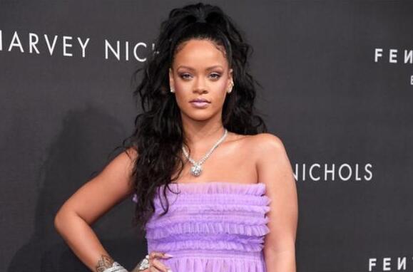 笑疯了!蕾哈娜豪宅遭闯入 网友神回复:幸亏日日不在家要不这男人会被打爆 