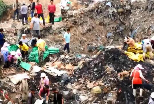 复活走私肉?垃圾场挖冻肉销售 鸡爪、鸡翅长满蛆虫散发着腐臭味