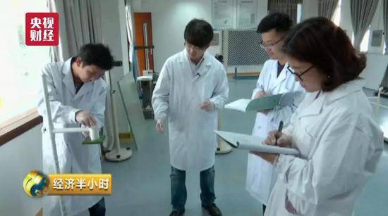 厉害了我的国!中国造出超薄玻璃 厚度堪比A4纸!生产过程全曝光