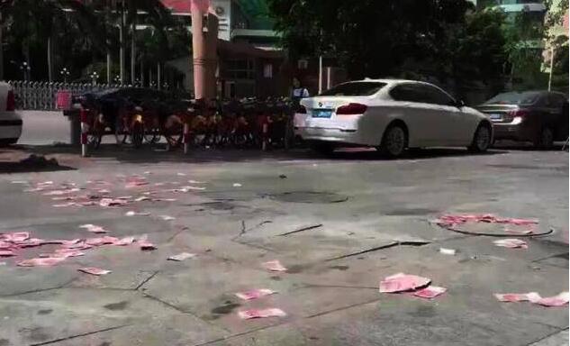 街头天降十万钱雨 真有这好事？一地的现金引来众人疯抢场面失控
