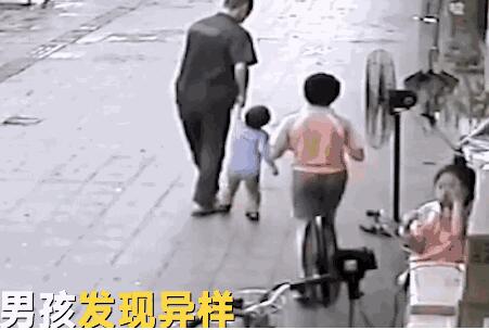 太惊险了!幼儿被陌生男拖走 人贩子光天化日