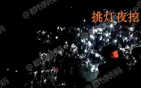 不忍直视！垃圾场挖冻肉销售 这些腐臭肉从哪儿来将到哪去？