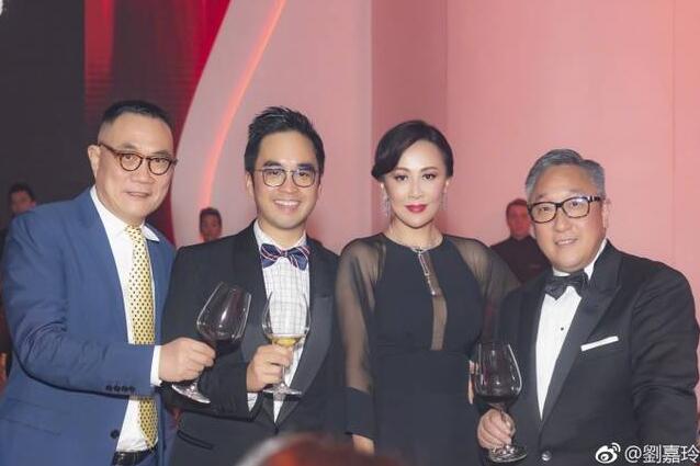 黑色曳地礼服裙加烈焰红唇 刘嘉玲与火星哥合影 还手比V字