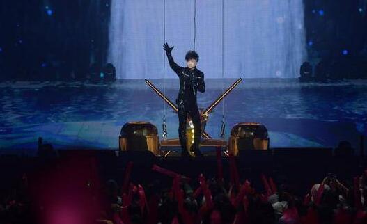 古巨基红馆演唱会坠台 陈韵晴当场被吓哭 连说三声“我没事报平安